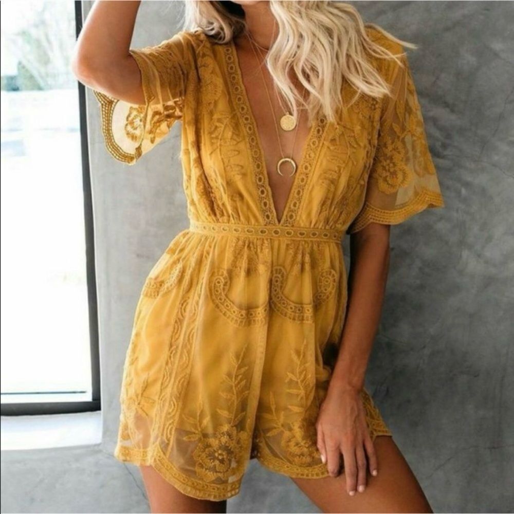 Honey Punch Deep Plunge Neck Flutter Sleeve Lace Romper Mustard Gold Size Medium